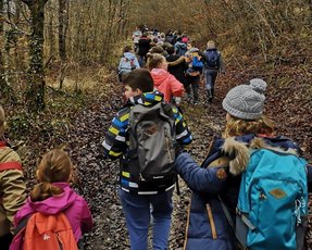 Les enfants guident les élus sur les chemins de randonnées