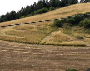 La commune a son nom inscrit dans les champs