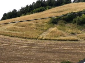 La commune a son nom inscrit dans les champs